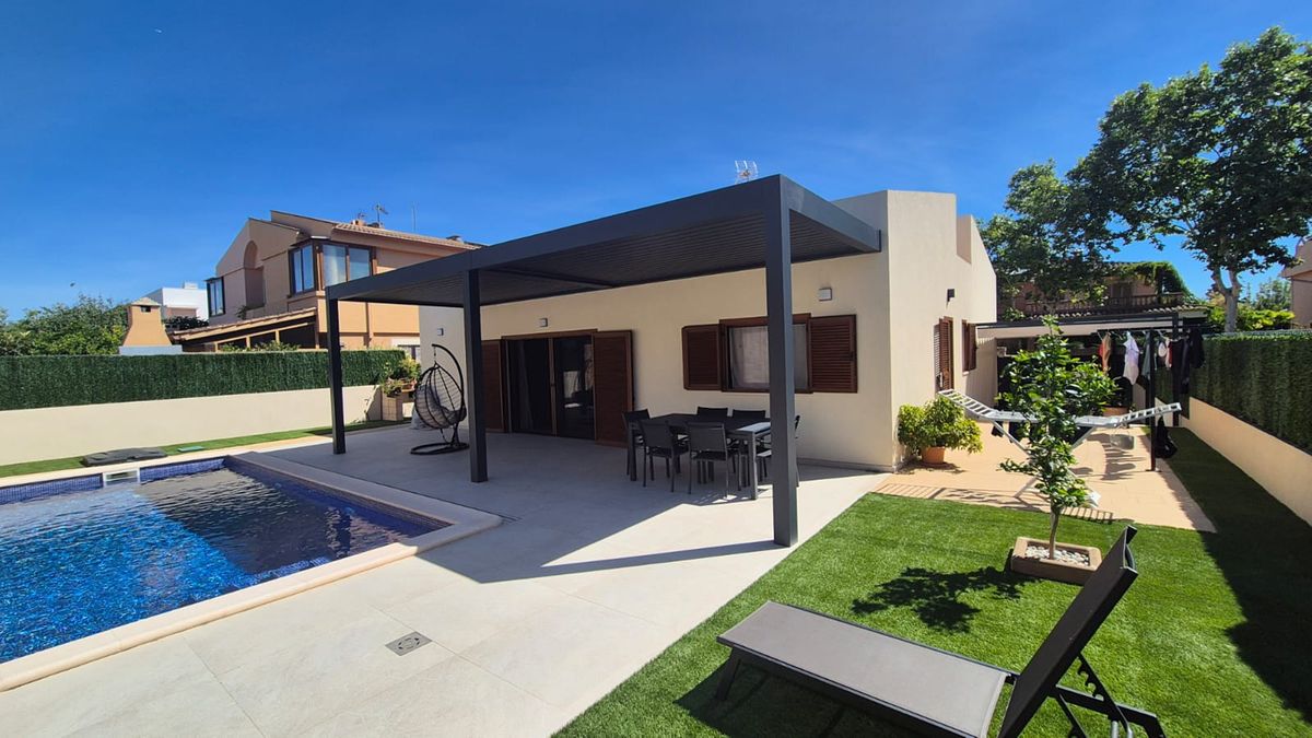Reforma parcial de exteriores en una vivienda de Mallorca: pérgola de aluminio, pavimento porcelánico, piscina y césped nuevos