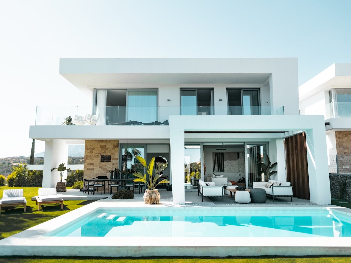 Piscina de obra terminada en una vivienda de Mallorca, con coronación de piedra y solárium